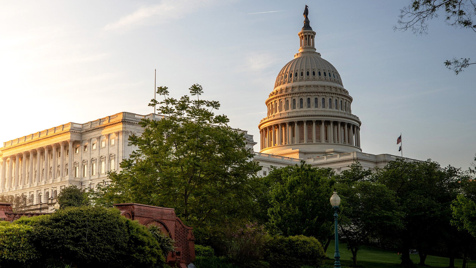 Le Capitole des États-Unis au lever du soleil