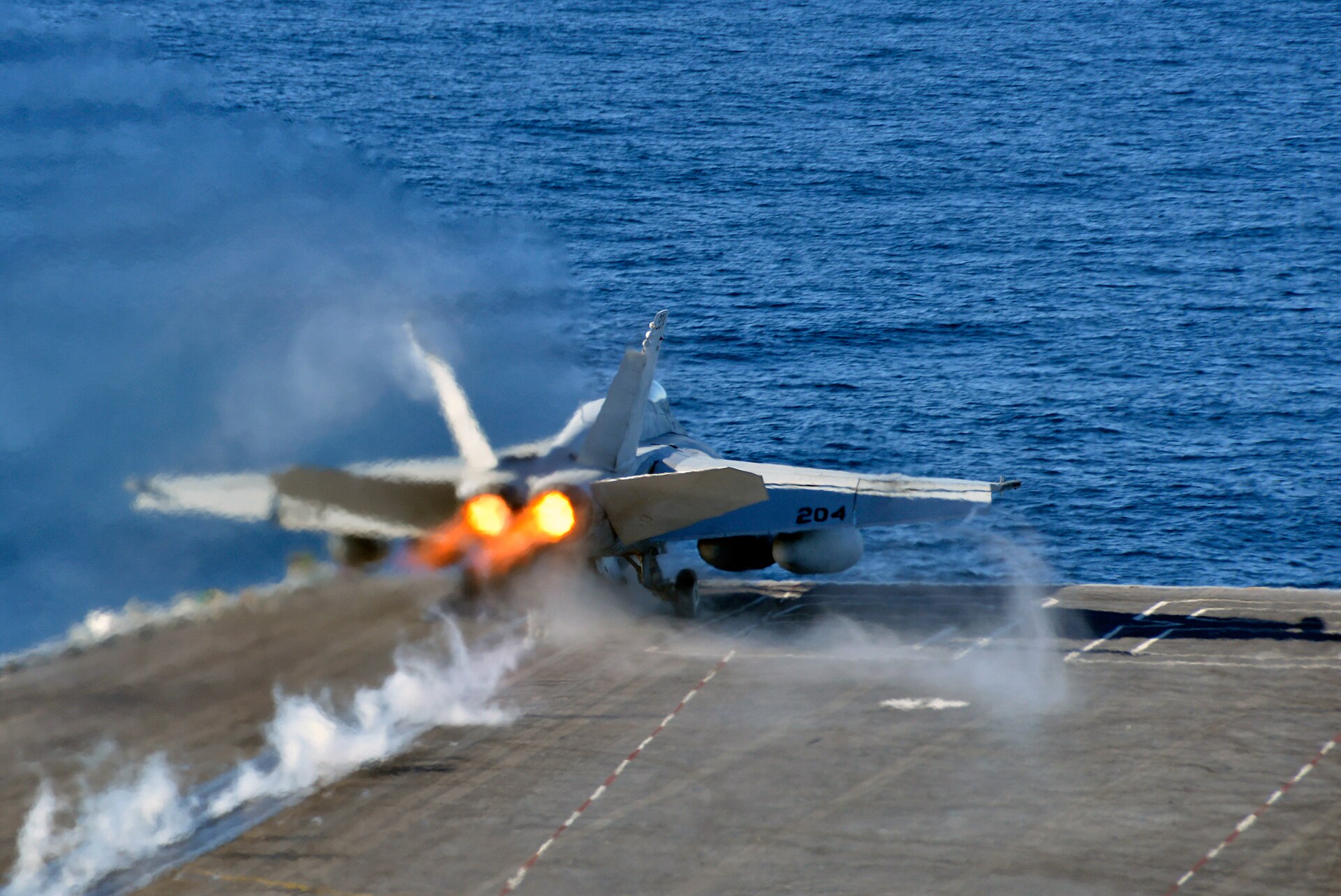 Un chasseur F/A-18 Super Hornet décolle du porte-avions USS Nimitz au-dessus du Pacifique