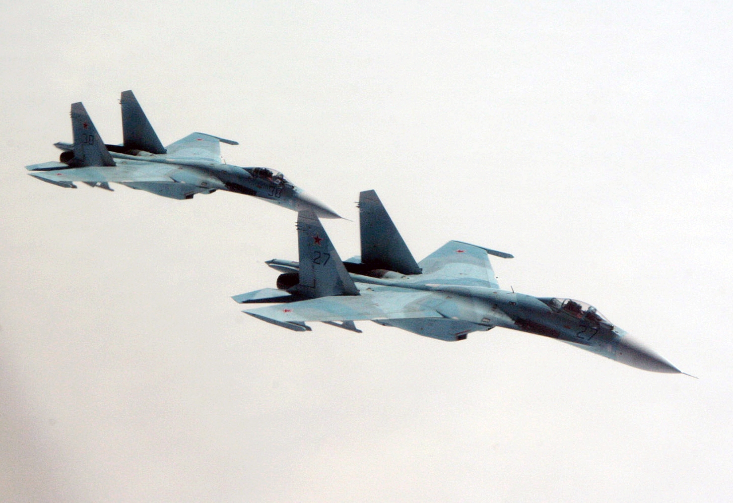 Deux chasseurs Su-27 de l'armée de l'air russe en vol lors d'un exercice