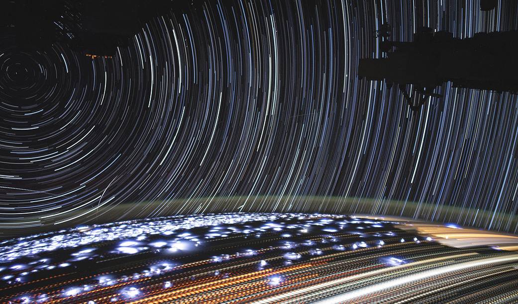 Traînées d'étoiles et de satellites photographiées depuis la Station spatiale internationale