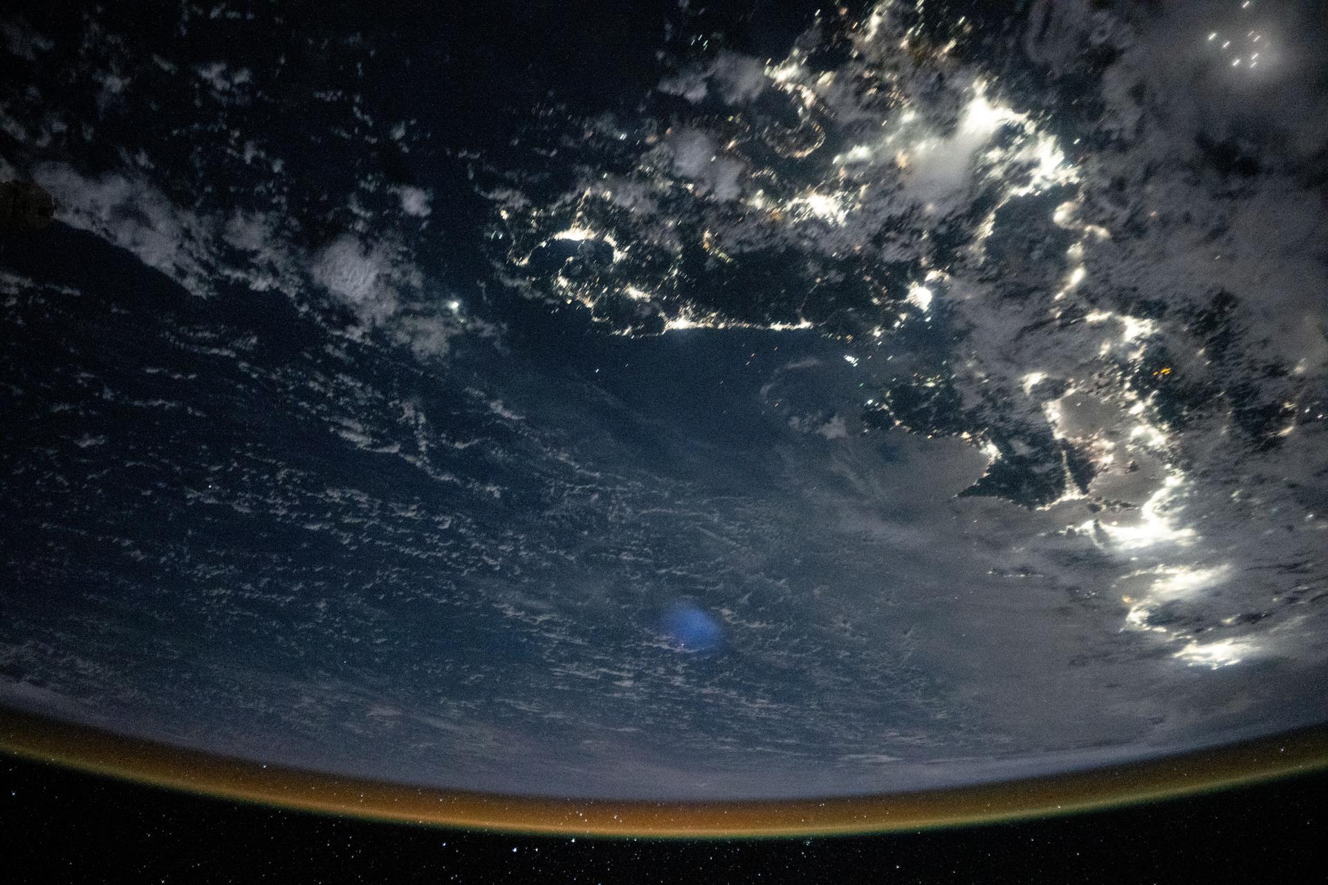 Vue oblique depuis l'ISS des lumières des villes du sud du Japon, de Fukuoka à Tokyo, la nuit