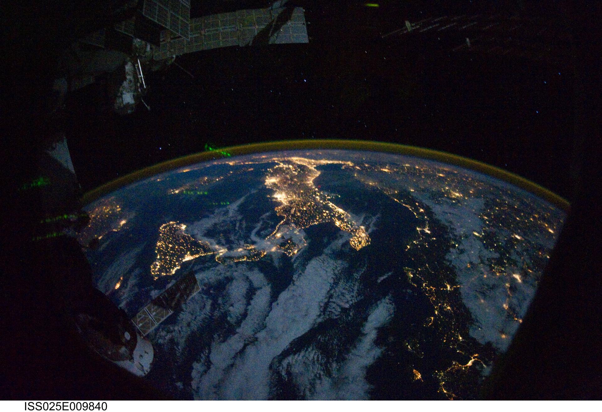 La botte de l'Italie et la Sicile illuminées la nuit, vues depuis la Station spatiale internationale