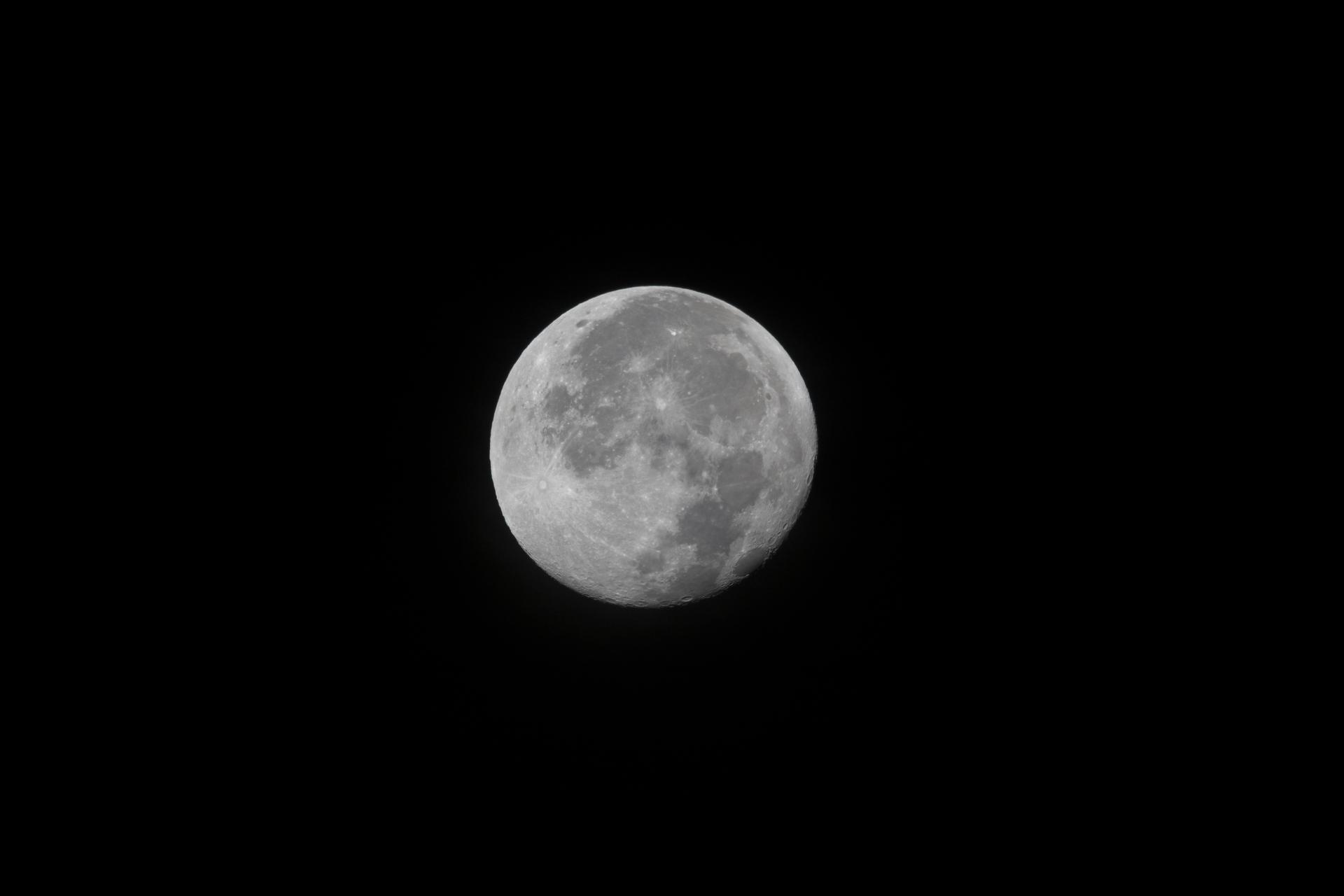 Pleine lune photographiée depuis le Kennedy Space Center de la NASA