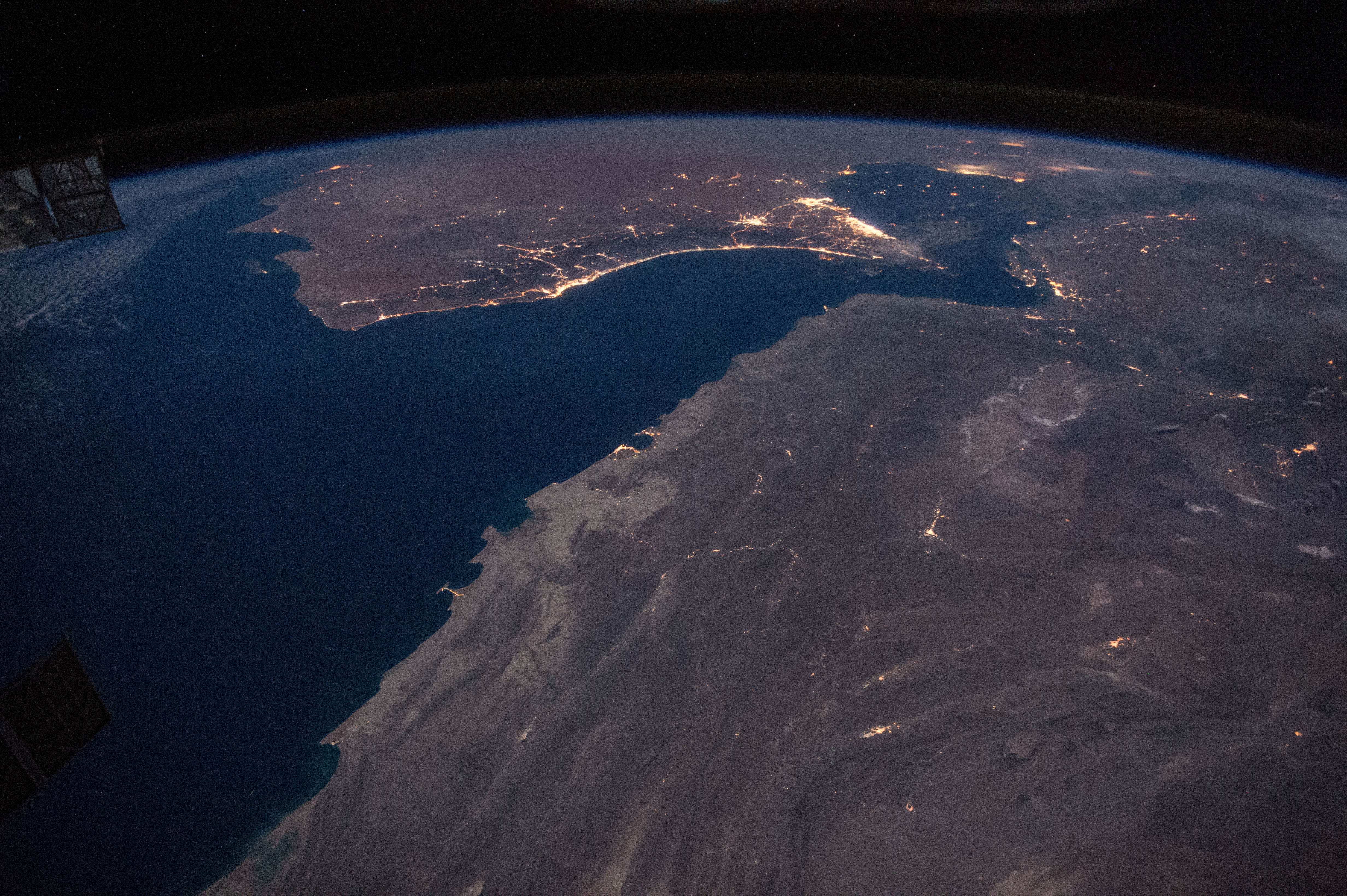 Le golfe d'Oman et le détroit d'Hormuz illuminés la nuit, vus depuis la Station spatiale internationale