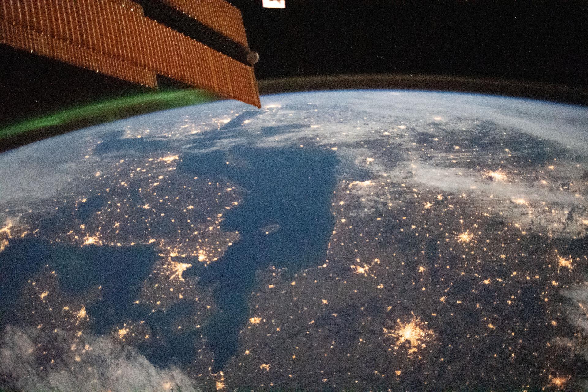 Vue nocturne de l'Allemagne et de l'Europe du Nord depuis la Station spatiale internationale, avec Berlin, Copenhague et Oslo visibles