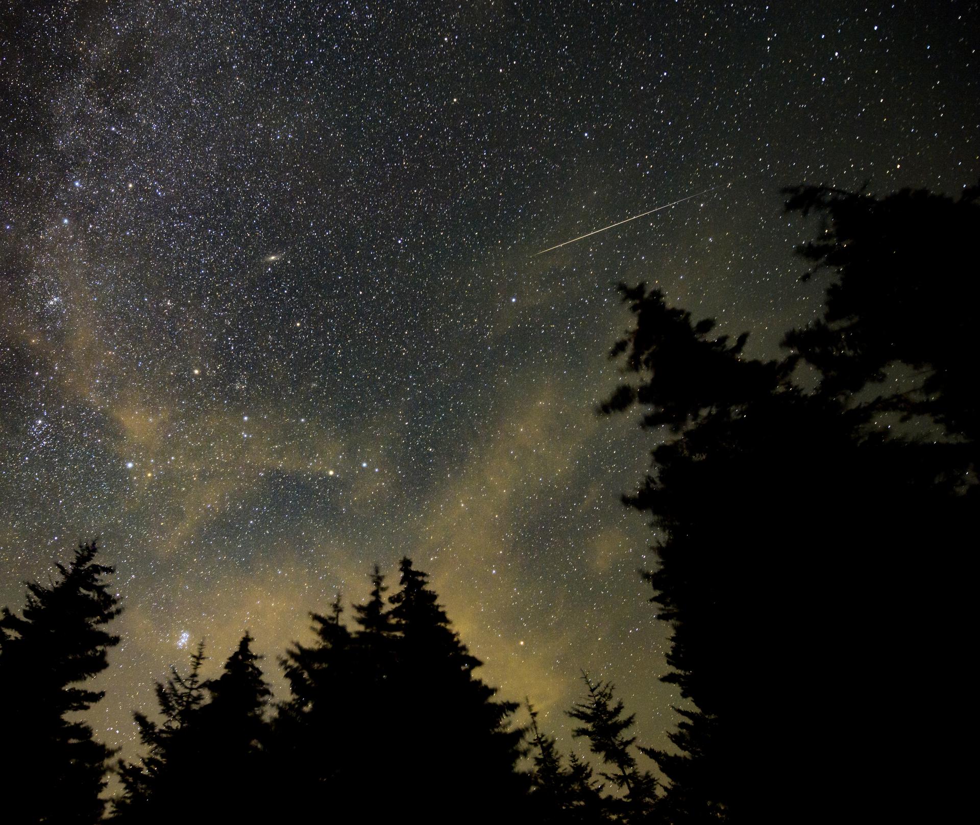 Météore traversant le ciel étoilé lors de la pluie de météores des Perséides, photographié par la NASA