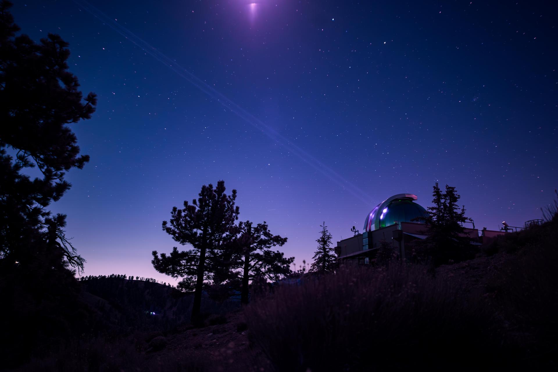 Faisceau laser infrarouge de communication spatiale de la NASA visible dans le ciel nocturne