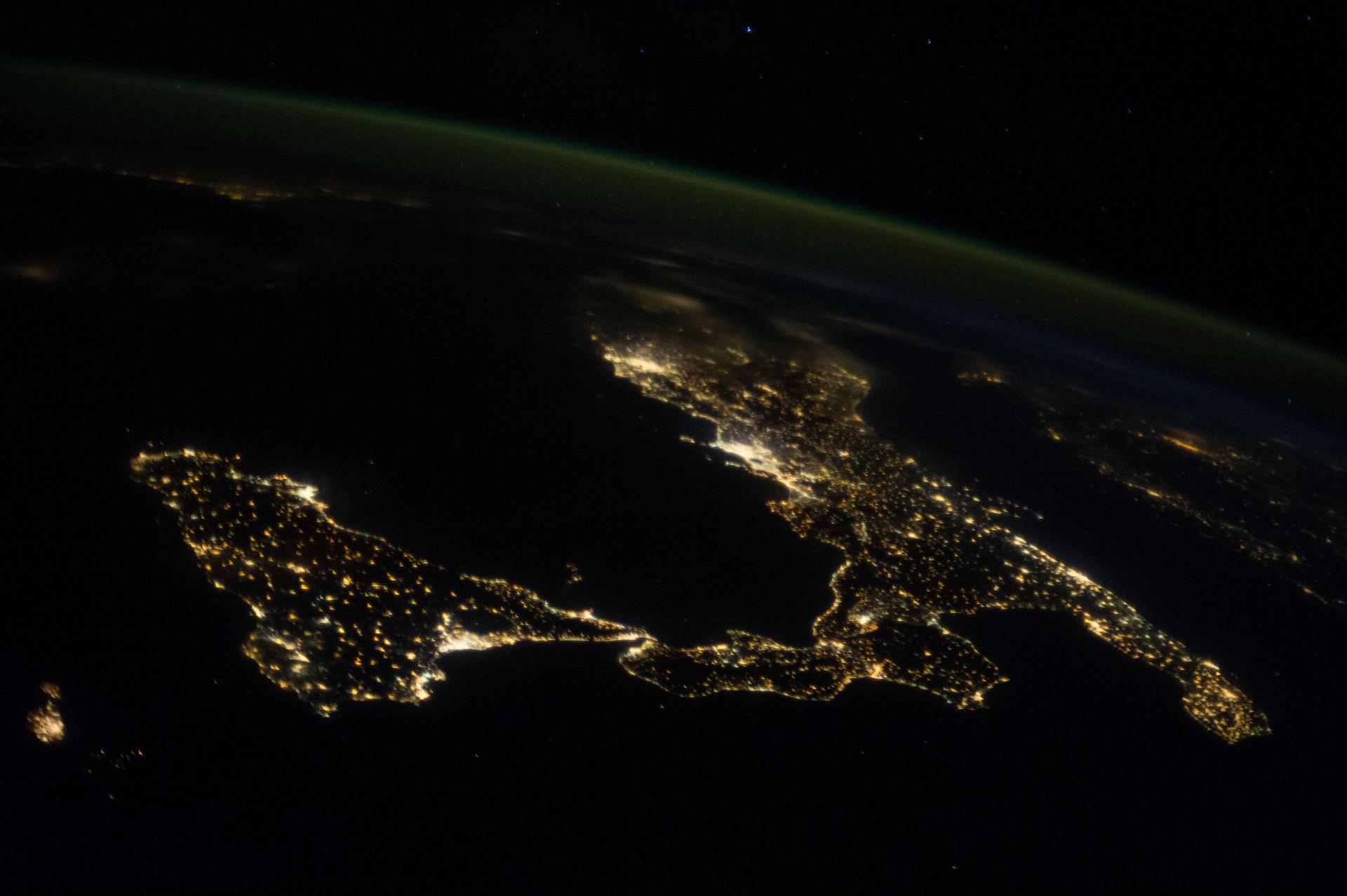 Vue nocturne de l'Italie et de la Sicile depuis la Station spatiale internationale
