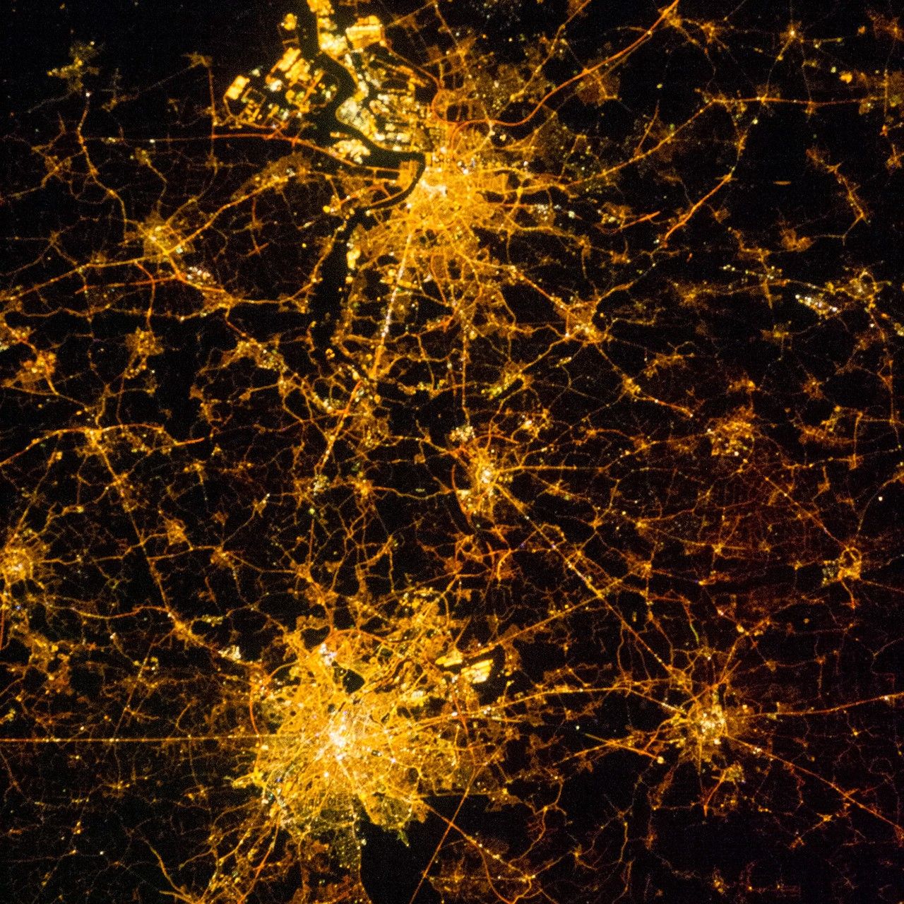 Vue nocturne de Bruxelles et Anvers depuis la Station spatiale internationale