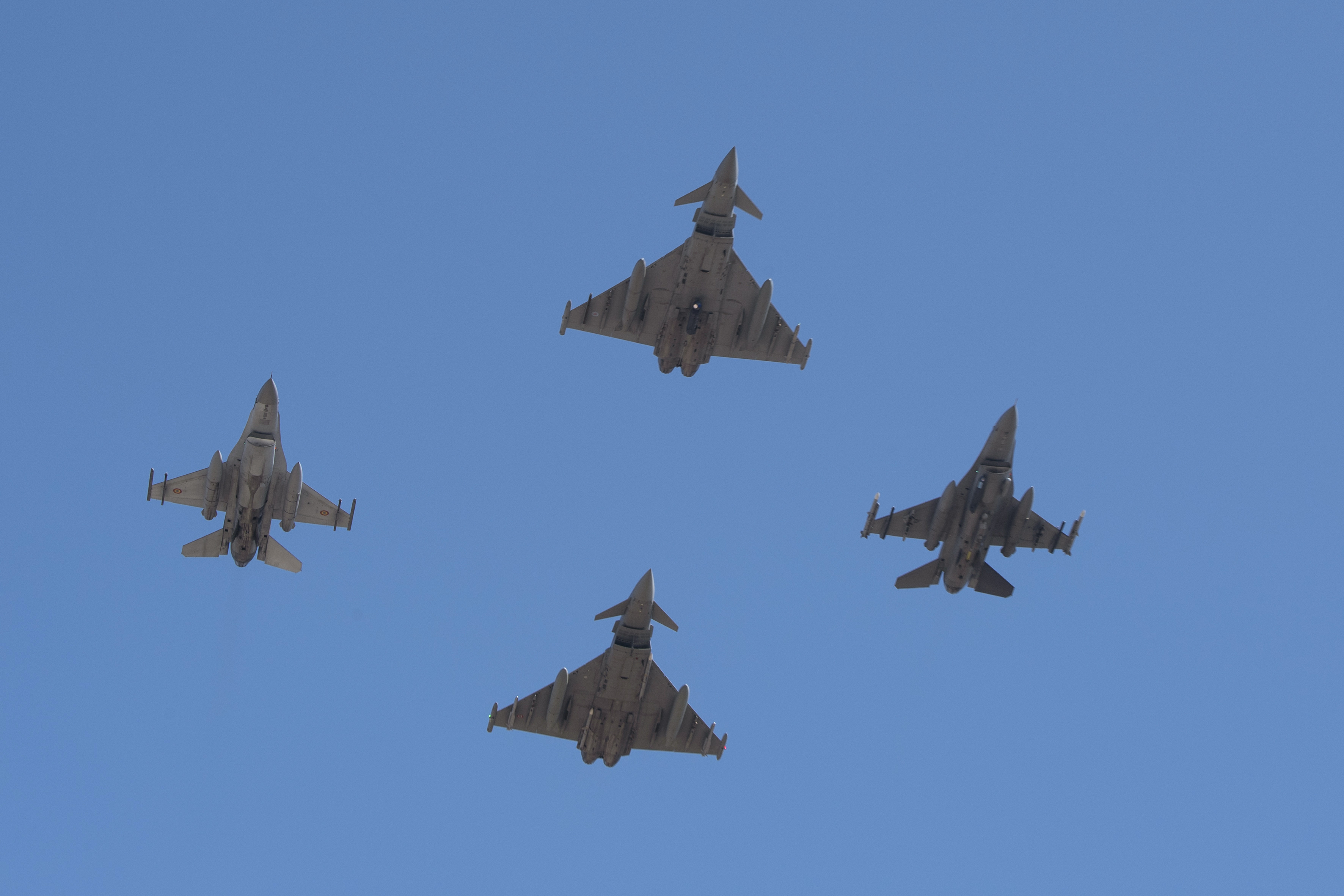 Avions de chasse de l'OTAN en vol de patrouille