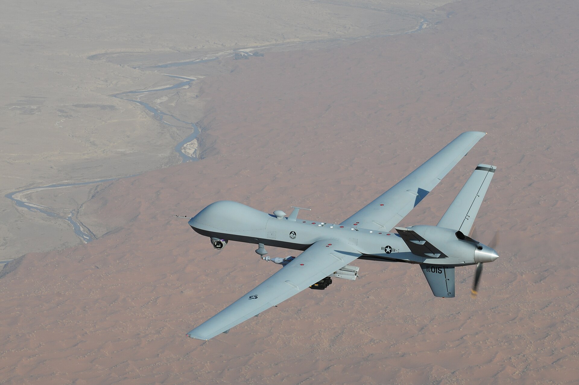 Un drone militaire MQ-9 Reaper en vol au-dessus des nuages