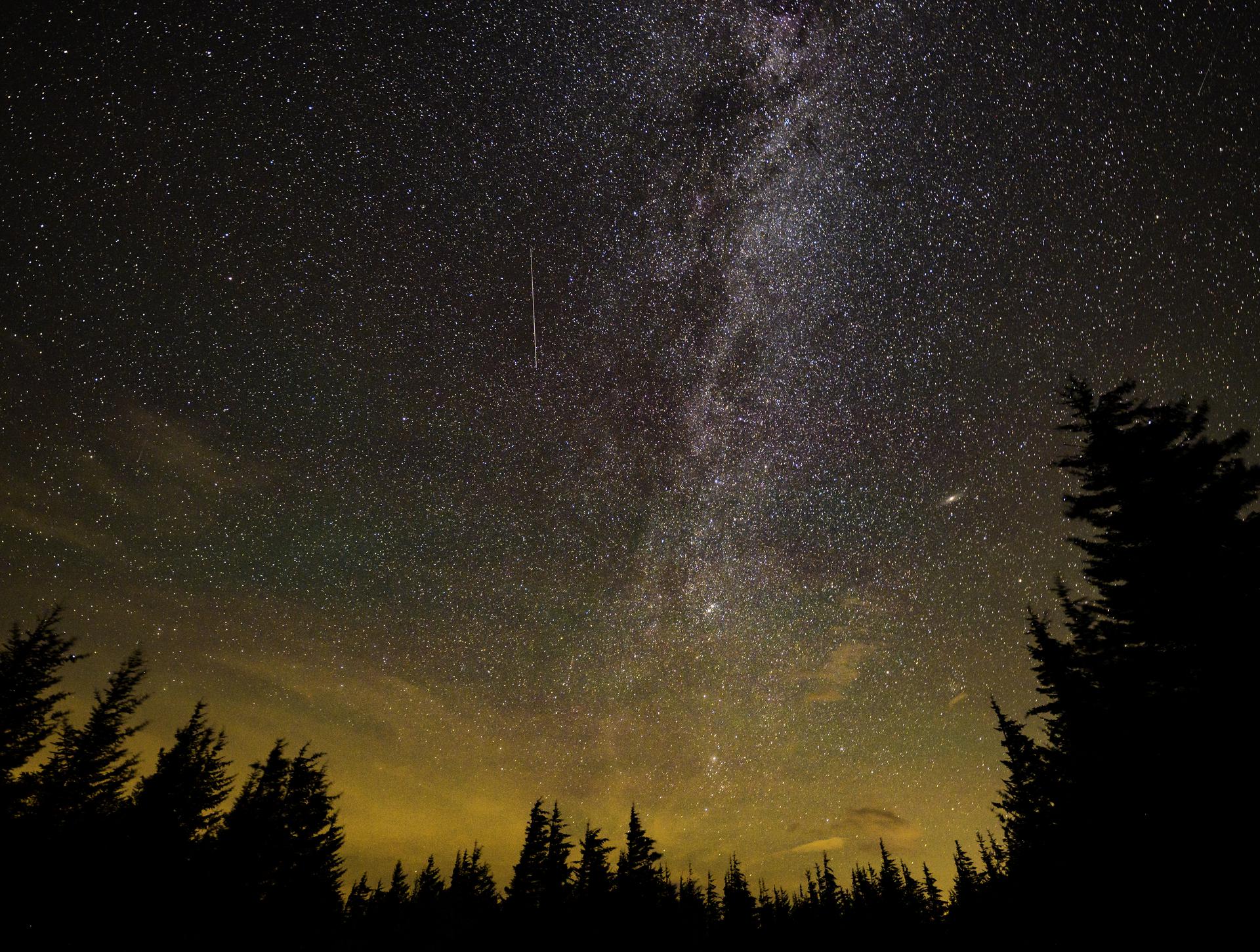 Ciel étoilé traversé par la traînée lumineuse d'un météore lors de la pluie d'étoiles filantes des Perséides