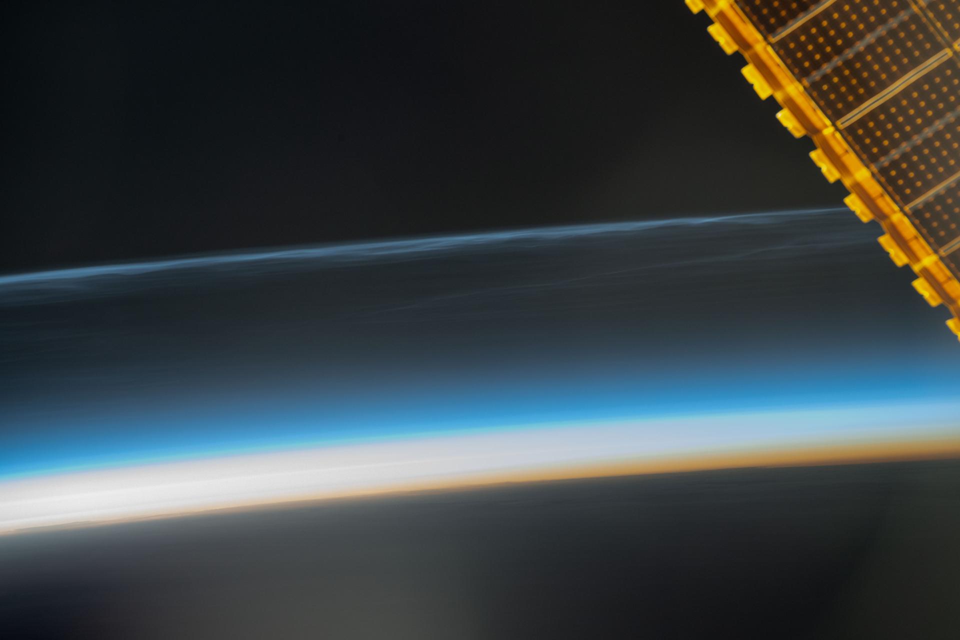 Nuages noctiluques lumineux photographiés depuis la Station spatiale internationale
